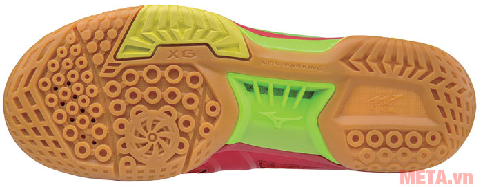 Đế giày được thiết kế chắc chắn