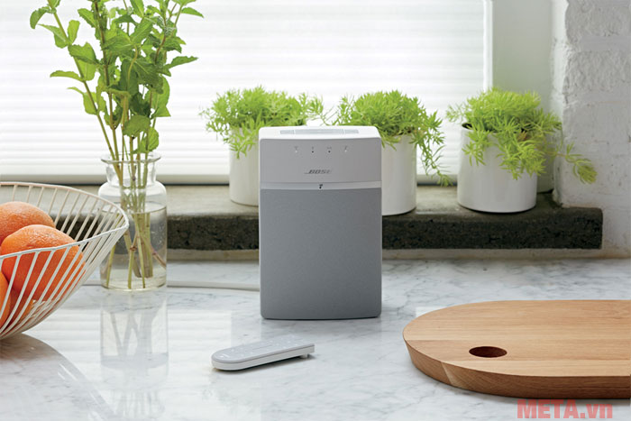 Mỗi loa được đi kèm điều khiển tư xa tiện lợi