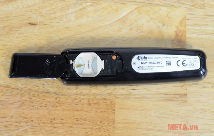 Khe lắp pin phía sau máy thử tiểu đường Khe lắp pin phía sau máy thử tiểu đường