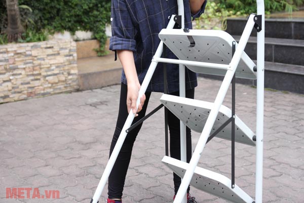 Thang ghế 3 bậc Advindeq ADS103 dễ dàng gấp gọn. Thang ghế 3 bậc