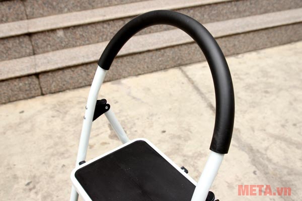 Thang có tay vịn chắc chắn, phù hợp sử dụng cho cả người già Thang ghế 3 bậc