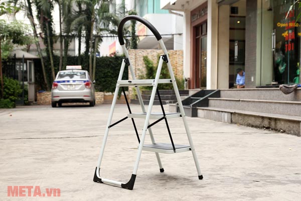 Khung thép chịu lực tốt, được sơn tĩnh điện, chống gỉ sét cao Thang ghế 3 bậc