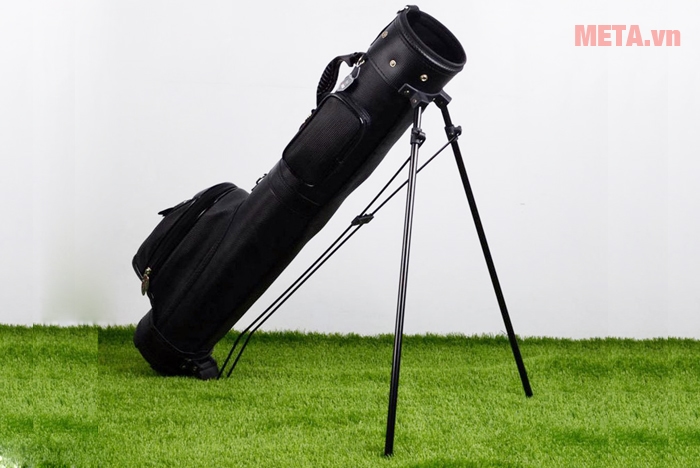 Túi golf có chân chống đứng vững trên bề mặt