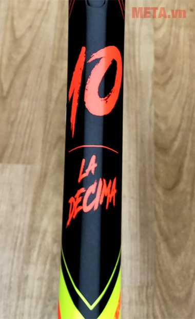 Vô địch lần thứ 10 được in khắc lên phần thân vợt