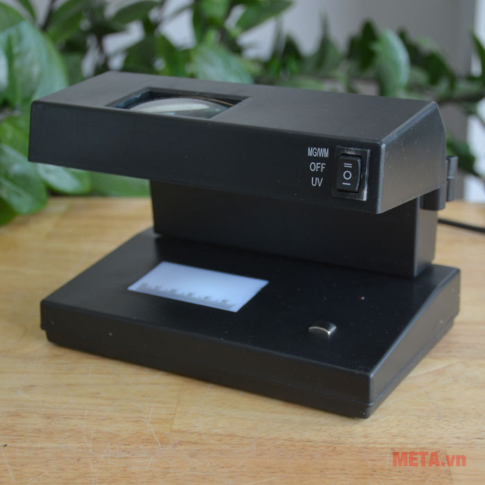 Máy kiểm tra tiền giả dễ dàng tắt mở máy nhờ thiết kế nút nguồn phía trước.
