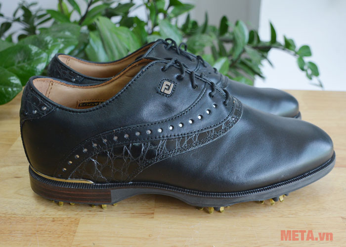 Giày golf nam FootJoy Icon Black 52036 được làm bằng chất liệu cao cấp.