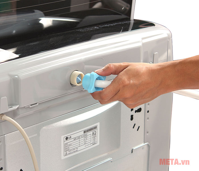 Vị trí thêm nước của máy 