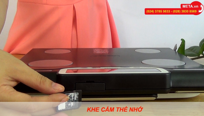 Khe cắm thẻ nhớ của cân sức khỏe  Khe cắm thẻ nhớ của cân sức khỏe