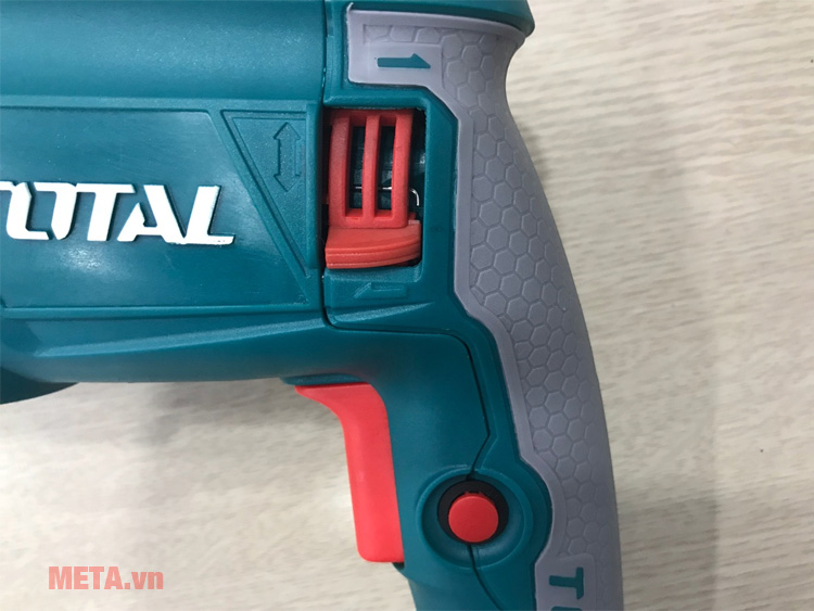 Máy khoan búa xoay Total TH308266 có cò máy gần tay cầm Cò bấm máy khoan