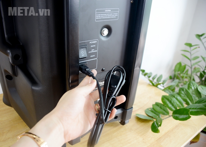 Dây sạc đi kèm loa để sạc với nguồn điện trực tiếp