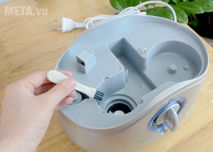 Máy tạo độ ẩm trong phòng UHW đi kèm chổi vệ sinh