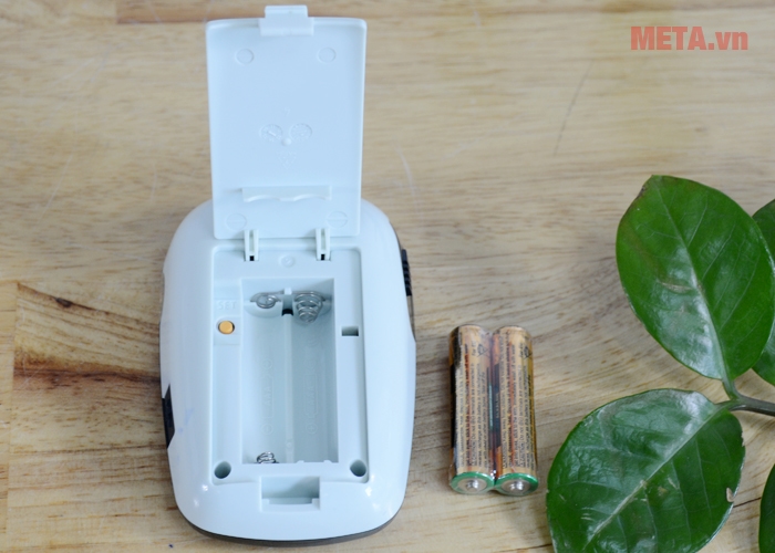 Khay chứa pin và nút SET cài đặt