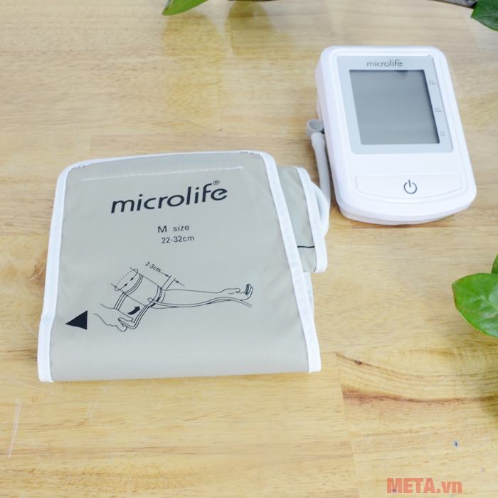 Máy đo huyết áp điện tử Microlife 3NZ1-1P có màn hình LCD hiển thị rõ ràng.