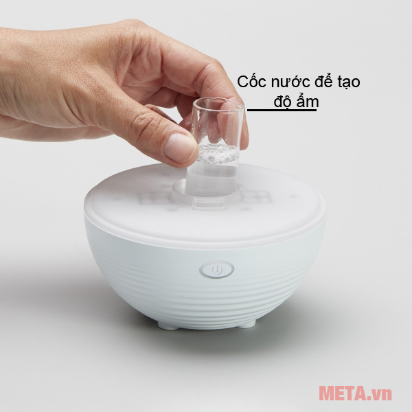 Đặt cốc nước