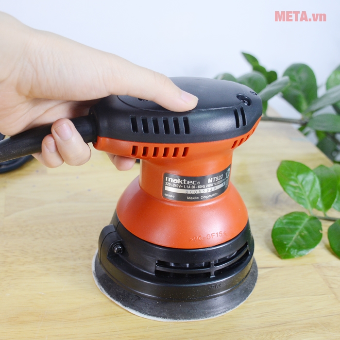 Máy chà nhám quỹ đạo tròn Maktec MT922 có tay cầm bọc cao su chống trơn trượt
