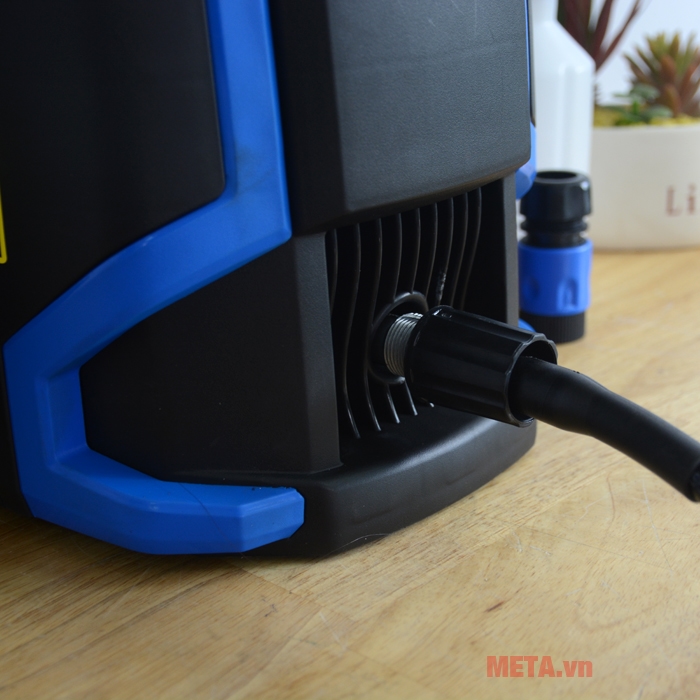 Kết nối dây phun với máy rửa xe