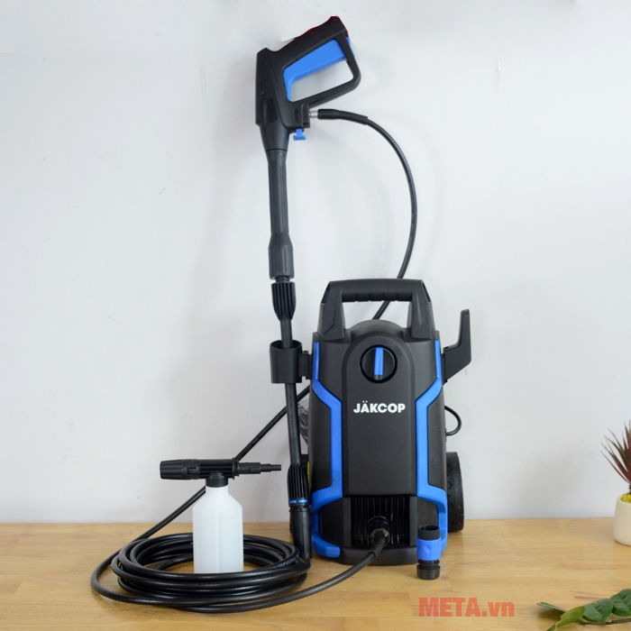 Máy rửa xe Jakcop ABW-JK-70P có thiết kế tiện ích với giá treo sung và giá gài dây điện