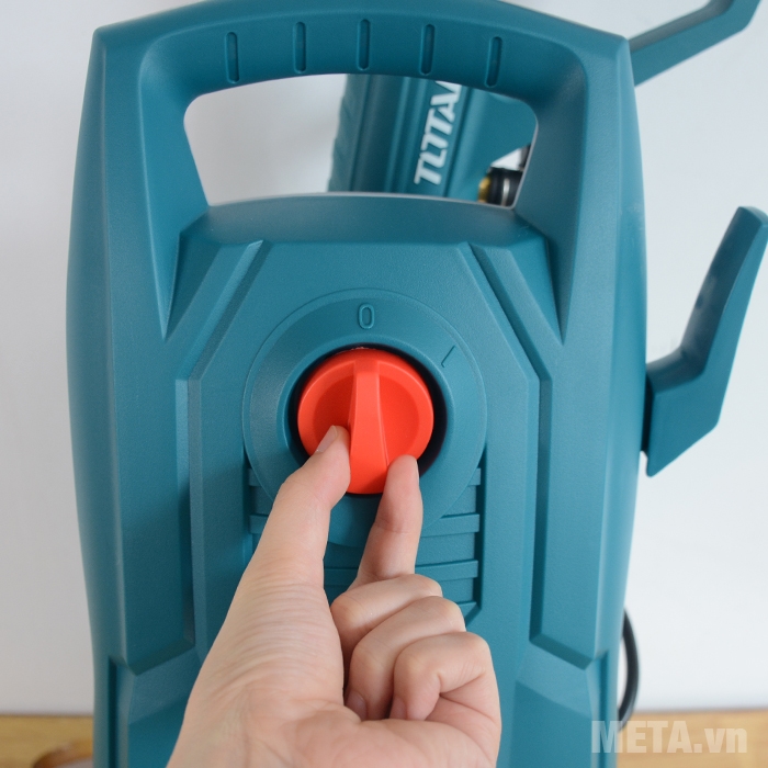 Công tắc được bố trí ở mặt trước của máy rửa xe gia đình