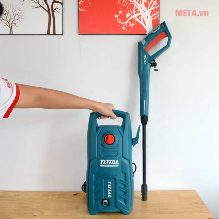 Máy rửa xe gia đình Total có tay cầm và giá treo dây nguồn tiện lợi