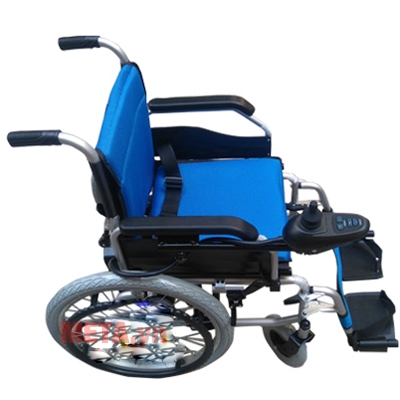 Xe lăn điện A95 Akiko có tay đẩy giúp người thân dễ dàng hỗ trợ bệnh nhân hơn