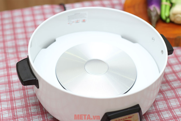 Mâm nhiệt của nồi lẩu SHD4521 được thiết kế phẳng