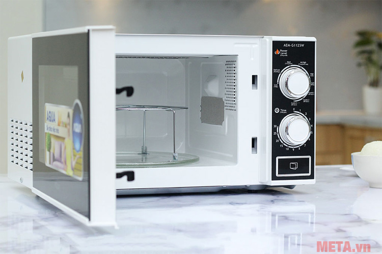 Khoang lò được thiết kế rộng rãi