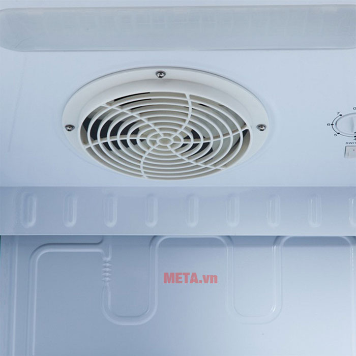 Tủ được trang bị quạt giúp hơi lạnh lan tỏa đều