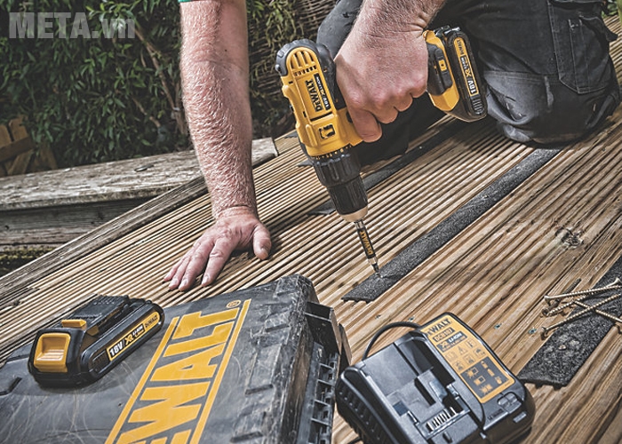 Hình ảnh sử dụng máy khoan động lực Dewalt DCD776C2A