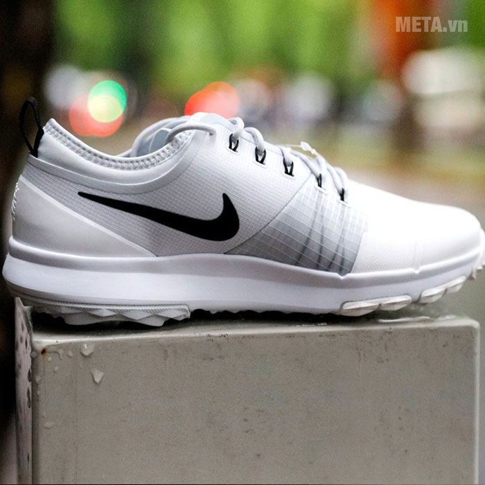 Giày golf màu trắng 