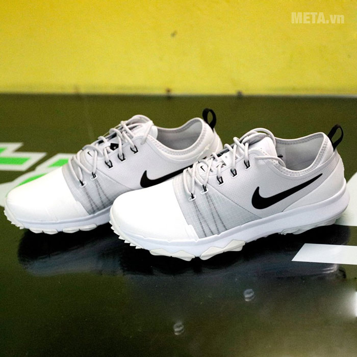 Giày golf có kiểu dáng thể thao 