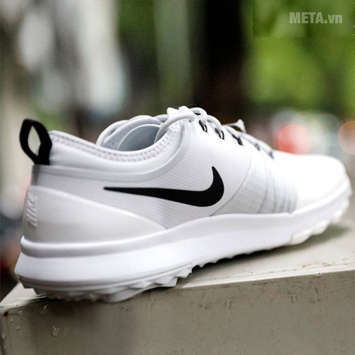 Giày golf với logo Nike phía bên 