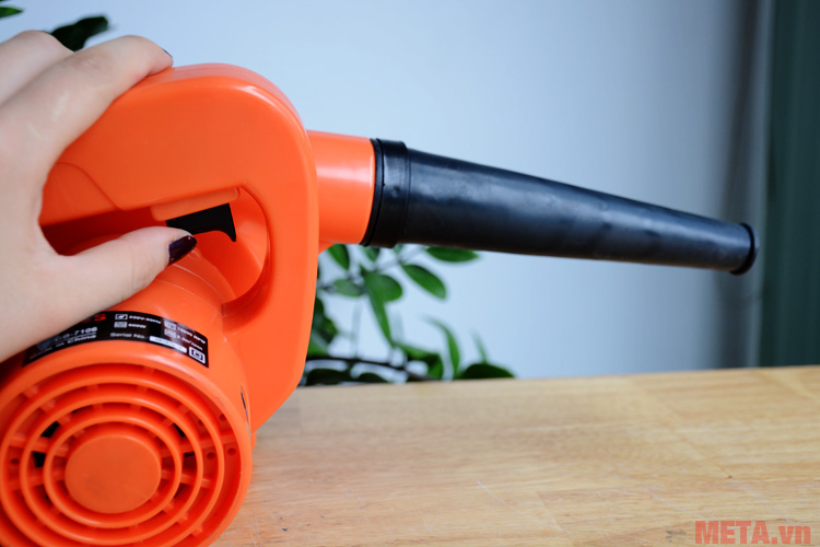 Công tác on/off được thiết kế ngay trên tay cầm của máy