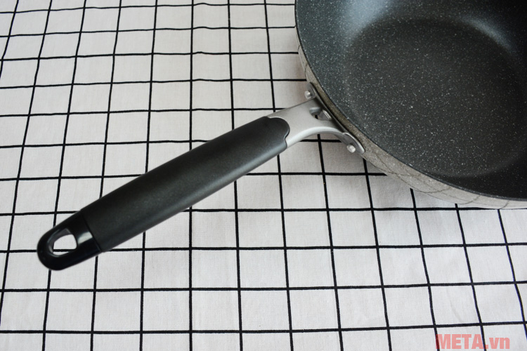 Lock&Lock LHB9305-IH có lỗ treo chảo giúp cất giữ chảo gọn gàng Lock&Lock LHB9305-IH