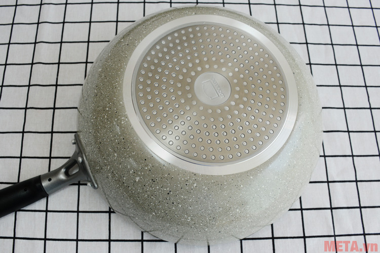 Đáy chảo có các vân giúp cố định trên bếp ổn định hơn Đáy chảo có các vân giúp cố định trên bếp ổn định hơn