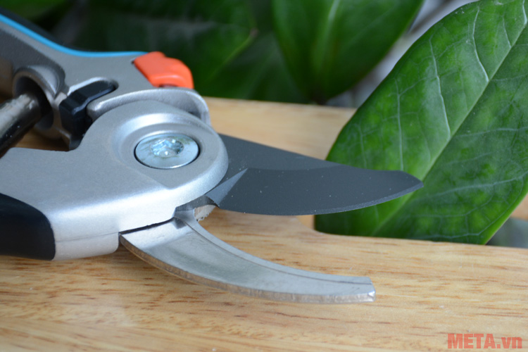 Lưỡi kéo sắc bén Lưỡi kéo sắc bén