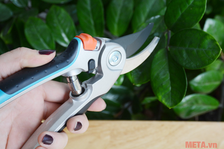 Kéo nhỏ gọn vừa vặn trong lòng bàn tay Kéo nhỏ gọn vừa vặn trong lòng bàn tay