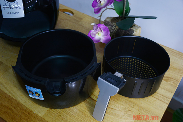 Khay đựng mỡ thừa và giá chiên dễ dàng tháo rời