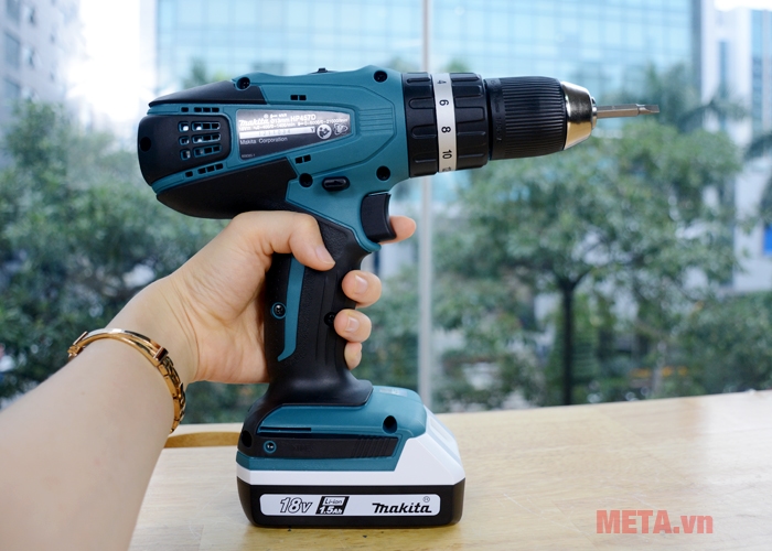 Makita HP457DWE có thiết kế cầm tay tiện dụng 