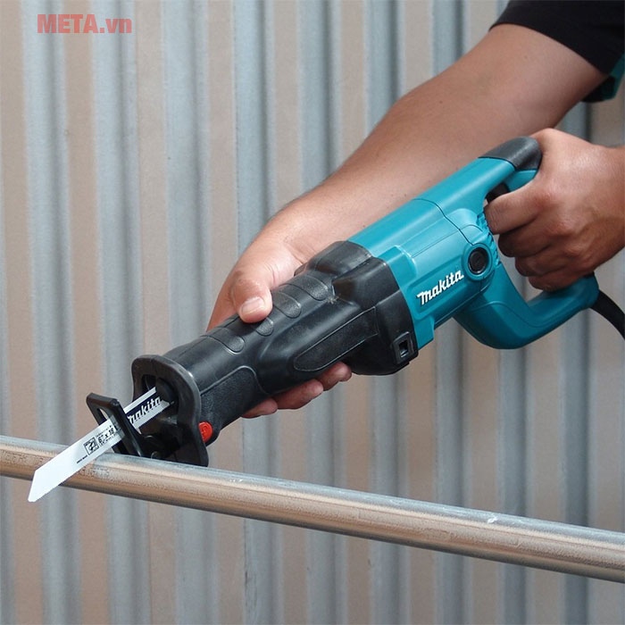 Sử dụng máy cưa kiếm Makita JR3050T để cắt ống rất dễ dàng. Sử dụng máy cưa kiếm Makita JR3050T để cắt ống rất dễ dàng.