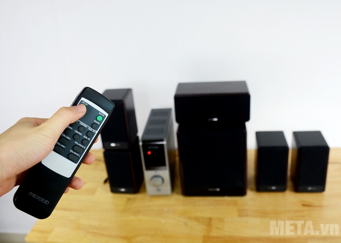 Loa vi tính Microlab FC730 5.1 với điều khiển từ xa tiện dụng.