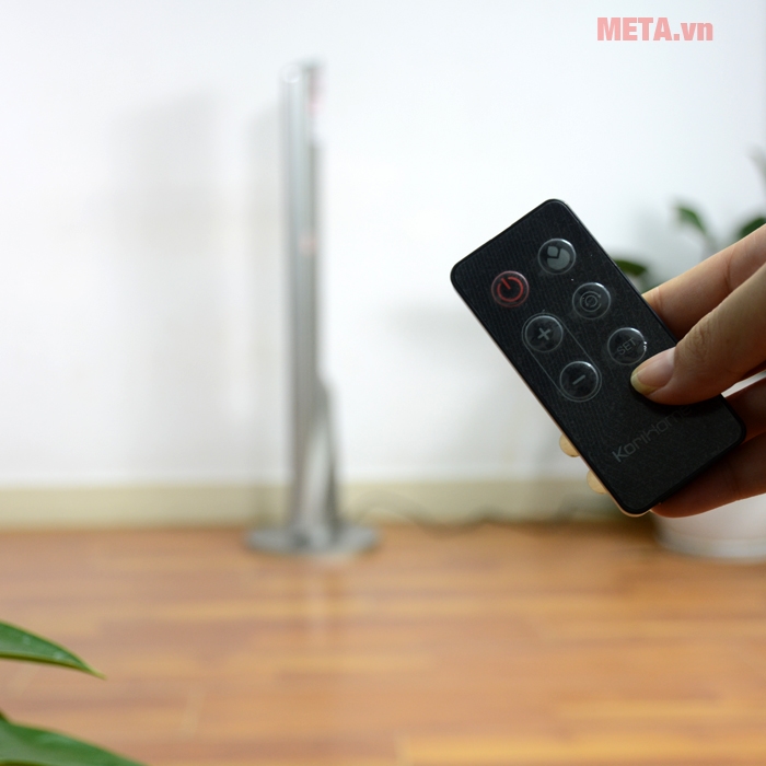 Máy sưởi KoriHome EHK-101-S đi kèm 1 điều khiển từ xa