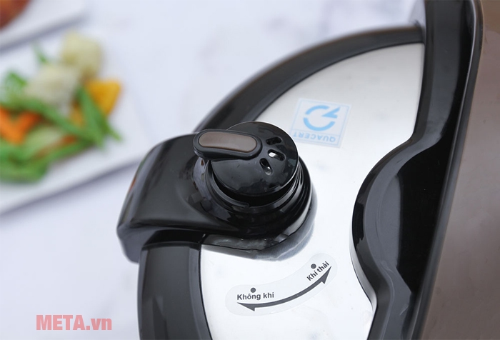 Nồi áp suất Sanaky SNK-54C có van xả an toàn