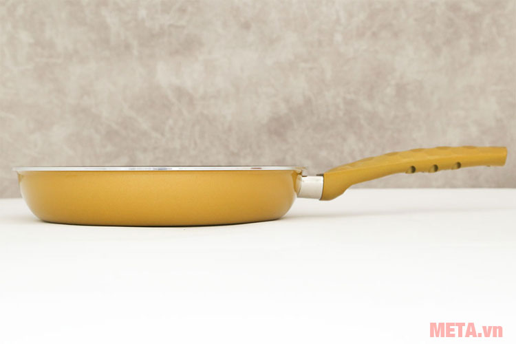 Chảo có kích thước 28cm cho khả năng chế biến nhiều thực phẩm cùng lúc