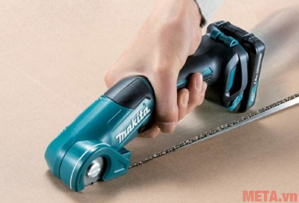 Makita CP100DSY cắt trên vật liệu bìa cát tông