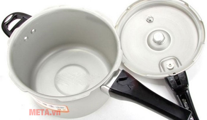 Nồi có dung tích 7 lít phù hợp với gia đình đông người