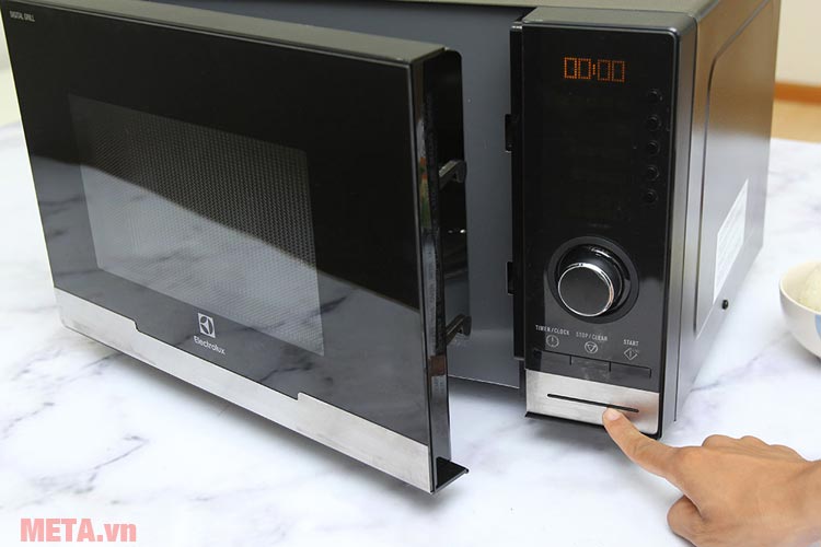 Lò vi sóng Electrolux EMS2348X mở cửa bằng nút nhấn