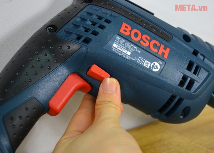 Máy khoan Bosch GBM 13 RE có nút đảo chiều với 3 tính năng khoan ra, khoan vô, khóa