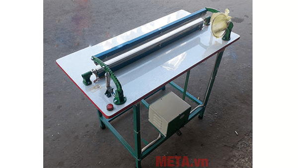 Máy được thiết kế với bàn ép lớn Máy được thiết kế với bàn ép lớn