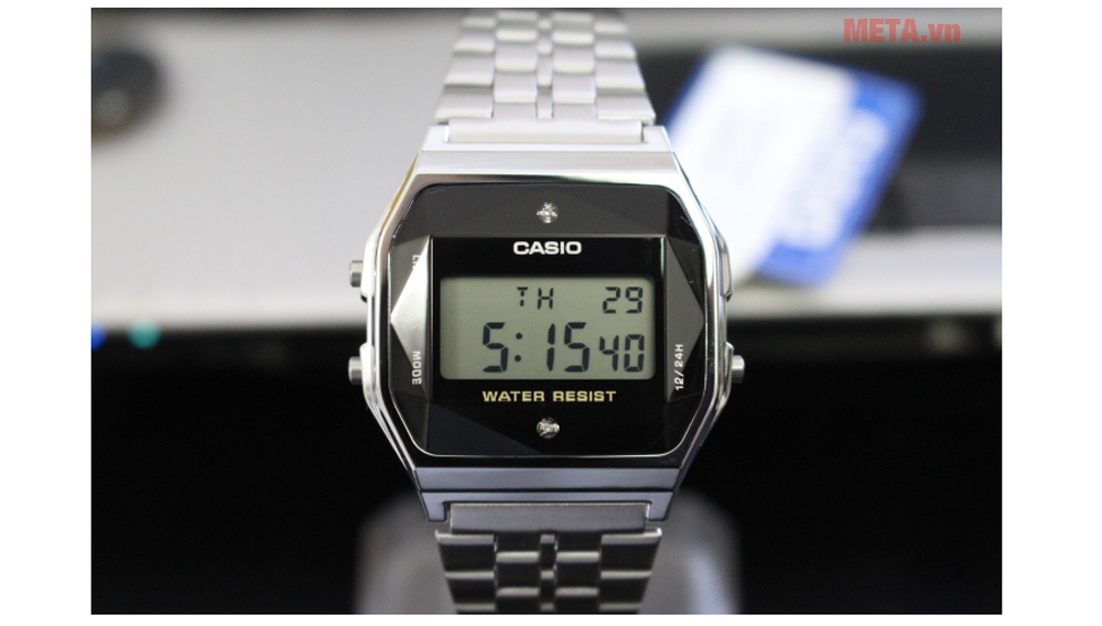 2 viên đá kim cương ánh sáng được đính rất chắc chắn trên mặt đồng hồ Đồng hồ điện tử