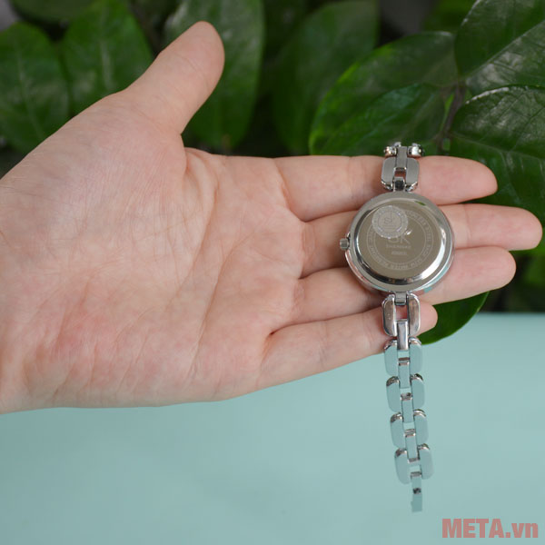 Phía sau mặt đồng hồ
